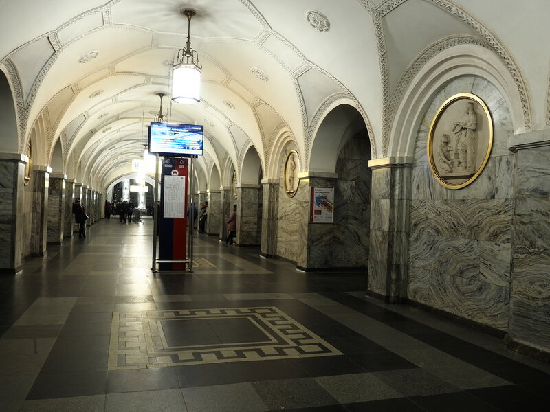 станции метро «Парк культуры» 